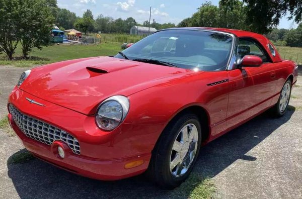 Кабриолетът от моделната 2002 година, изминал едва 32 километра, е продаден на търг. Веднага след закупуването, собственикът го прибира на склад. През 2023-та човекът умира, а съпругата му, също не иска да кара автомобила.
