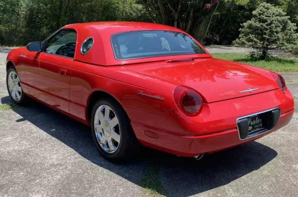 Колата няма никакви механични дефекти, екстериорът и интериорът са идеално запазени. Двигателят е стартиран само през първите 15 години, а черният покрив никога не е бил повдиган, така че някои промени, свързани с възрастта, със сигурност са налице.
