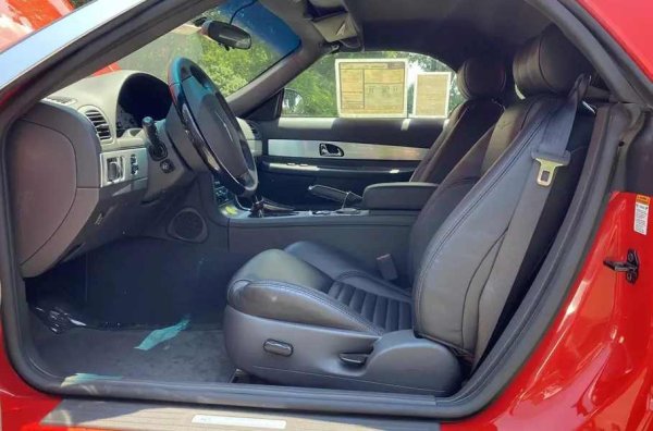 Салонът е с кожа, има CD чейнджър, климатроник и електрически настройки на седалките. Преди почти 23 години първият купувач плаща 39 740 долара за автомобила, но сега тя е продадена на търг само за 26 050.
