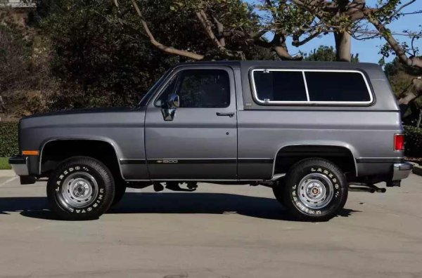 Продава се екземпляр от второто поколение с късо междуосие, подвижен пластмасов капак и електрическа задна врата. Автомобилът от моделната 1989 г. е оборудван също така с круиз контрол, електрически стъкла, климатик и централно заключване.
