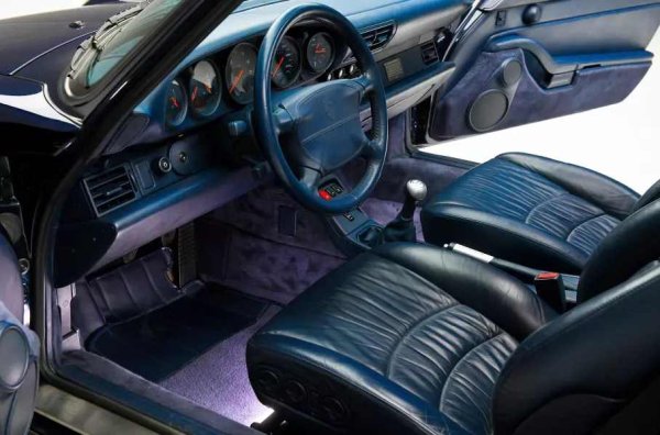 Дългият списък от опции включва много неща, като двоен ауспух, допълнителен маслен охладител и 92-литров резервоар за гориво. Интериорът е завършен с кожа Night Blue и разполага с възпоменателна табелка на таблото.
