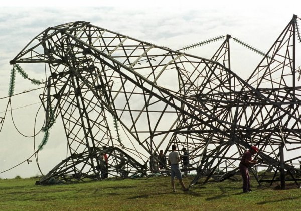 Масовият преход към електромобили ще създаде и други проблеми. Преди всичко, той ще натовари електропреносните мрежи и ще промени енергийните системи. Поскъпването на електричеството за битови нужди изглежда неминуемо, макар че вероятно няма да е толкова драстично, колкото пророкуват някои. 
Електромобилите могат и да връщат енергия към мрежата, превръщайки се в полезен буфер в часовете на най-високо и най-ниско потребление. "Затова електрическите компании вече не виждат в електромобилите заплаха, а уникален начин да стабилизират мрежите си", коментира Жил Норман, вицепрезидент на групата Renault, в специално интервю за Automedia.bg. Но за да се използва тази способност, на много места в Европа електропреносните мрежи ще трябва да се преобразуват сериозно - а това ще струва милиарди. 
