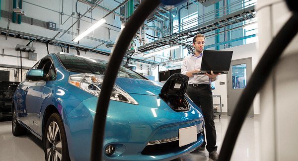 Има и други потенциални проблеми: с рециклирането на батериите например, или с обслужването на електромобили, за което мнозинството днешни сервизи и механици не са подготвени (във Великобритания само 5.5% от механиците имат някаква подготовка за работа с електромобили, показа проучване на правителството). Но това са разрешими проблеми. А и електромобилите се нуждаят от доста по-малко обслужване в сравнение с ДВГ.
