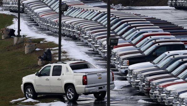 Това е другата голяма драма на производителите. Европа затяга безмилостно таваните на вредните емисии, Китай я следва от известна дистанция, и има изгледи някои американски щати, като Калифорния и Масачусетс, да направят същото при новата администрация в Белия дом. 
Но всички останали са поне 10-15 години назад по отношение на регулациите, и очевидно ще продължат да ползват бензинови и дизелови автомобили поне до 2050, както бе предрекъл шефът по развойната дейност на BMW Клаус Фрьолих в разговор с Automedia.bg (вижте линка под статията). 
За автомобилните компании това означава, че трябва да произвеждат две паралелни моделни гами - една за екотериториите, и една за останалия свят. От което отново страда печалбата. 
