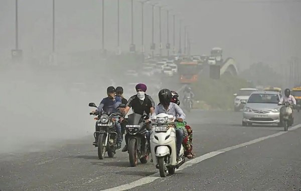 Неведнъж е ставало дума, че автомобилният сектор е доста по-малък източник на парникови газове от животновъдството например. На него се падат около 20% от емисиите СО2 (разпределени 45% към пътническите автомобилни превози, 30% към пътническите товарни, 12% към авиопревозите, 11% към корабния транспорт, и 1% към железопътния). 
Колкото до вредните за здравето частици, съставляващи смога, там има друга много любопитна статистика. Само 28% от тези вредни частици идват от ауспусите на колите с ДВГ. 7% се произвеждат от спирачките, 12% - от гумите, а огромната част - 53% - са резултат от износването на пътното покритие, и от лошото почистване на пътищата. Дава материал за размисъл, нали?
