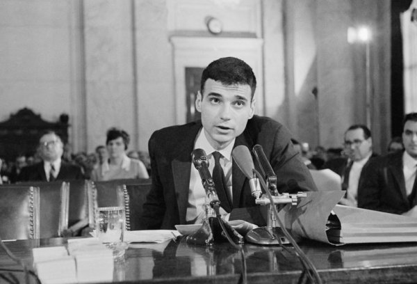 Това всъщност не е отзоваване на автомобили заради дефект. Но юристът и активист Ралф Нейдър е първият човек, който поставя въпроса за отсъстващата безопасност при американските коли, и основен прицел на атаките му в книгата "Опасни при всякаква скорост" е именно General Motors. 
В отговор компанията наема частни детективи постоянно да го следят и да го сплашват. Нейдър завежда дело и съдията отсъжда, че действително компанията е нарушила личното му пространство и трябва да изплати обезщетение от 450 000 долара (в днешни пари - близо два и половина милиона). 
