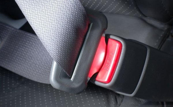 Още от първите си стъпки на американския пазар Honda се стремеше да си изгради там репутацията на надежден производител. Но тази репутация понесе тежък удар в наалото на 90-те, след като се разкри за сериозен дефект с предпазните колани - чупещ се без причина бутон за откопчаване, който правеше коланите напълно безполезни. Honda бе принудена да изтегли 4 милиона автомобила и да им подмени коланите (доставени впрочем от компанията Takata, за която ще стане дума отново след малко). 
