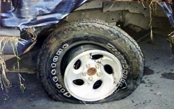 Eдна от най-нашумелите сервизни акции е предизвикана от Firestone, американската дъщерна компания на японския гигант Bridgestone. В края на 90-те производителят пуска на пазара нови модели гуми, предназначени специфично за тежките пикапи и кросоувъри на Ford. Няколко производствени серии обаче се оказват дефектни - при тях протекторът най-неочаквано се отлепя от намиращия се под него метален мрежест слой. В резултат гумата буквално се пръсва в движение, най-често предизвиквайки преобръщане на автомобила. Поне 271 смъртни случая са свързани с този проблем. Вдига се страхотен шум в медиите, Firestone отзовава 6.5 милиона гуми, а Ford - всичките 13 милиона автомобила, оборудвани с гуми от доставчика, с когото прекратява всякакви взаимоотношения. Скандалът води до оставките на шефовете и на двете компании. 
