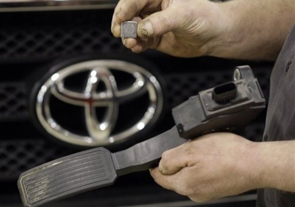 През 2007 регулаторът NHTSA отправя препоръка към Lexus да промени килимчето под краката на водача в модела ES350, защото то може да доведе до блокиране на педала на газта в максимално натиснато положение. 
Японците пренебрегват препоръката, на скоро след това от заклещен в килима педал загива цяло семейство в Калифорния. 
Установява се, че проблемът се отнася и до много други модели в гамата на Toyota, а в компанията са знаели за него още през 2006, но не са направили нищо. В крайна сметка японците са заставени да отзоват близо 9 милиона автомобила, а наложените глоби и обезщетения им струват 1.2 милиарда долара. 
