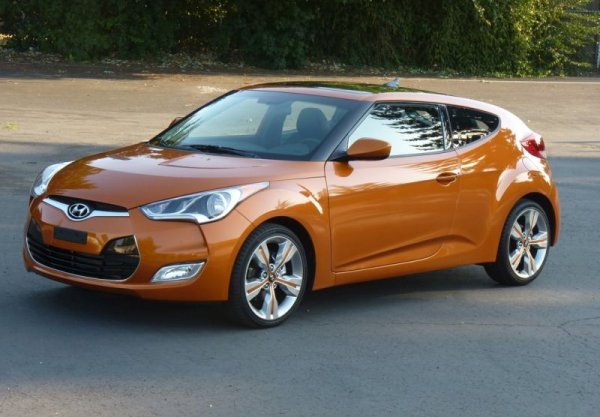 Днес всички помнят само скандала Дизелгейт с VW, но подобен случай няколко години по-рано имаше с корейските Hyundai и Kia. През 2012 щатската екологична агенция ЕРА установи, че двете марки системно са подавали занижени показатели за разхода и вредните емисии на моделите си в техническите характеристики. 
Проверката показа некоректни данни за общо 900 000 автомобила, с разминавания между 0.4 и 1.7 литра за 100 км. Корейците се извиниха на клиентите си и им изплатиха общо 385 милиона долара обезщетения. 
