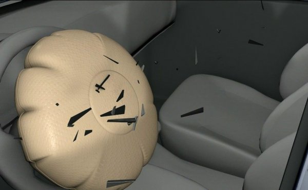 Гафът с коланите на Honda през 90-те трябваше да е обица на ухото за японския доставчик - но се оказа тъкмо обратното. През 2004 дойдоха първите съобщения за злополуки със самовзривили се въздушни възглавници Takata - отначало само в модели на Honda, но после постепенно проблемът се разпространи върху модели на поне още дузина марки. 
През 2013 сервизните акции обхващаха вече 3.6 милиона автомобила. През 2015 - цели 34 милиона. Оказа се, че мексиканският завод на Takata е използвал в пиропатрона на въздушната възглавница амониев нитрат, който се взривява при по-висока влажност. Целият механизъм се пръсва, обсипвайки шофьора с пластмасови и метални шрапнели. 
Takata банкрутира, а сервизните акции за въздушните възглавници продължават и до ден-днешен. 
