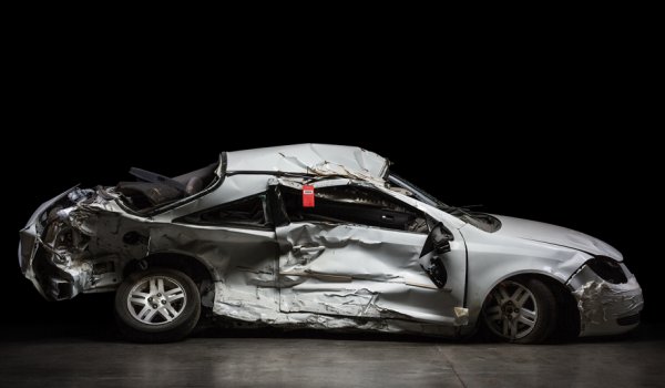 Отначало звучеше като виц: ключът на запалването в бюджетния модел Chevrolet Cobalt може да изпадне от ключалката в движение. Но резултатите от това съвсем не са смешни: колата изключва от контакт, така че спират да работят усилвателите на волана и спирачките, а също и въздушните възглавници. 
Отначало GM призна за стотина хиляди проблеми автомобила, после цифрата порасна до 3 милиона. Според някои доклади този дефект е допринесъл за 120 жертви на пътя. GM изплати 400 милиона долара компенсации и 35 милиона глоба. 
