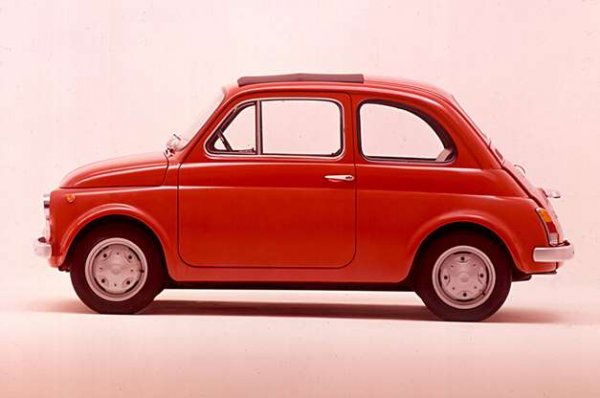 През 1957 годинта моделът Nuova (нов) 500 замени предшественика си, който носеше прякора Topolino. Малък, бавен и максимално опростен технически, това беше автомобилът, който търсеха италианците с ниски доходи. За 18 години бяха продадени над 4 млн. бройки, без да се броят неговите разновидности, 
разработени и произвеждани от компании като  Neckar, Steyr-Puch и други.

Италия е произвела много суперколи, но едва ли някой от тях е вдъхновил толкова хора, колкото Nuova 500. Успехите му продължават и в наши дни с напълно различния технически и по-голям на размери модел 500, който Fiat пусна през 2007 година.
