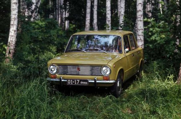 За някои тази кола е по-известна като Lada 1200, като има и още няколко разновидности. Всички те са базирани на модели Fiat 124 от 1966 година (макар и силно модифициран, за да отговарят на руския пазар). Те са произвеждани до 2012 година в Русия, както и в Египет, където остават още няколко години.

Руснаците искаха достъпна кола и изобщо не се интересуваха какво си мисли останалата част от света за този модел. Той често е подлаган на много шеги, но това не му попречи да стане един от най-популярните в историята на автомобилната индустрия, при това не само в Русия.
