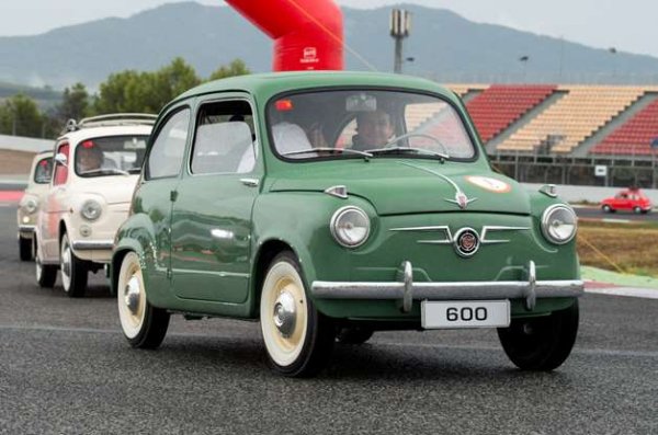 По същество това е Fiat 600, произведен в Барселона. Като цяло, SEAT 600 беше почти толкова испански, колкото и чиния спагети, но път това е може би най-важният автомобил, който някога произвеждан в Испания.

За повечето испанци, това беше достатъчно евтино и достатъчно популярно превозно средство. В един момент за него се чакаше близо 2 години, като именно той беше причинаата в завода на SEAT да работят 10 000 души. Счита се, че този модел е частично отговорен за бума, наречен "испанско чудо", който започна в края на 50-те години и изведе Испания от икономическа изолация и бедност.
