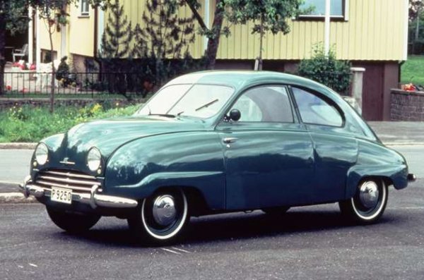 Saab трябваше да се научи да произвежда автомобили, докато работеше като  аерокосмическа компания. Шведите обаче знаеха достатъчно за аеродинамиката и твърдостта на каросериите, което ясно се вижда в лансирания през 1949 година Saab 92. Това стана много преди тези неща да започнат да се считат за важни в автомобилната индустрия.

Всъщност, Saab винаги е бил новатор от създаването си до смъртта си, но нито един друг автомобил, който някога е произвеждала шведската компания, не е имал същата огромна значимост като брилянтният 92.
