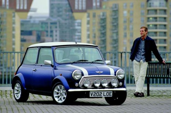 Освен гениалните си технически аспекти, Mini постигна феноменална репутация през 60-те години на миналия век. Той беше основна част от поп-културата, кола за знаменитости, страхотен състезателен автомобил на различни нива и най-важното - разумен избор за тези, които искат малко, но просторно превозно средство за ежедневно използване.

Нито един друг британски модел (а вероятно и никой друг по света) не е успявал да комбинира тези 4 неща. Това помогна на Mini да се завдържи в производство повече от 40 години и го направи един от най-разпознаваемите автомобили в историята.
