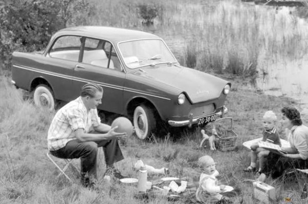 Холандската автомобилна индустрия се основава почти изцяло на производството на автомобили, проектирани в други страни. Въпреки това, тя създава и DAF - много успешен производител на камиони, който от 1958 година прави и автомобили с една изключителна характеристика.

Всички те - от оригиналния 600 (на снимката) до 66, които се произвеждаха, след като Volvo пое властта в компанията, се отличаваха с ранна форма на почти нечуваната по това време скоростна кутия (CVT). Никой друг производител не се е ангажирал с CVT в същата степен, като по-сложните версии на този агрегат се превърнаха популярни алтернативи на конвенционалния автоматик. 
