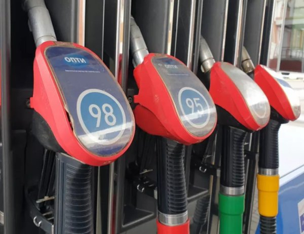 Много собственици на автомобили смятат, че използването на бензин с по-високо октаново число (A-98), когато производителят на двигателя препоръчва (A-95), значително удължава живота на силовия агрегат и го предпазва от проблеми с горивото. Това мнение също не отговаря на действителността.

При топло време добавките, използвани за получаване на бензин с по-високо октаново число, бързо се изпаряват от горивото. В резултат на това двигателят работи с бензин с по-ниско октаново число.