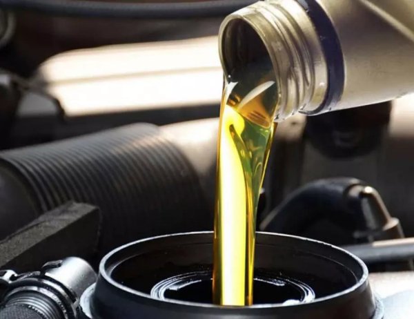 Също така не трябва да се забравя широко разпространеното мнение сред шофьорите, че само скъпото масло е идеалният избор за двигателя. Това твърдение не е вярно. Цената на маслото се формира от разходите за неговите компоненти и разходите на производителя за маркетинг и реклама на продукта. Следователно цените за абсолютно идентични моторни масла с подобни характеристики могат да се различават значително, отчасти поради високите разходи на една от марките за реклама.