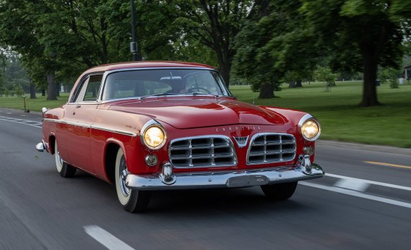 Луксозен автомобил с висока производителност, правен в няколко версии от американската компания. Началото е през 1955 година със стандартен V8 двигател с мощност 300 к.с. Моделът е наричан „буквена серия“, защото всяка година излиза с нова буква до 300L през 1965-а. 

През 1970 г. този автомобил е възроден от американския тунер Hurst , който произвежда 501 специални екземпляра с висока производителност в типичната бяло-златна ливрея. 

V8 двигател с мощност 345 к.с. и ускорение от 0 до 100 км/ч за 7,1 секунди. Този исторически модел е предложен отново с 300M, който е в производство от 1998 до 2004 одина. Намерението на тогава новородената група DaimlerChrysler е да създаде модерен седан, вдъхновен от старите Chrysler. 

През 2005-а е заменен от 300C , с още по-ретро вид. Голям седан, предлаган с първо поколение, а след това и второ от 2011 до 2023 година, където старите 2.7 и 3.5-литрови V6 двигатели са заменени от 3.6-литровия Pentastar V6. Най-спортните модели от версиите Srt са с нов 6.4-литров V8 мотор.
