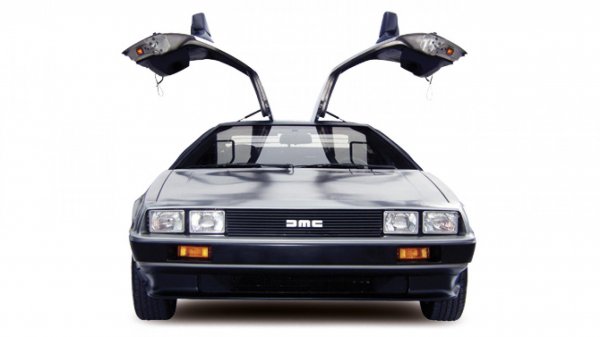 Тази машина определено е вдъхновение за мнозина и по същество е една от много харесваните коли в историята, макар и поизпреварила времето си с дизайн. По-големият проблем, обаче е, че може и да изглежда като суперкола, но се движи като възстар маломощен хечбек. С двигател V6 от Peugeot, постигащ едва 130 конски сили, DMC-12 е печално бавен: версиите с катализатор имали нужда от над 10 секунди за да "вдигнат" 100. А, и определено не може да лети!
