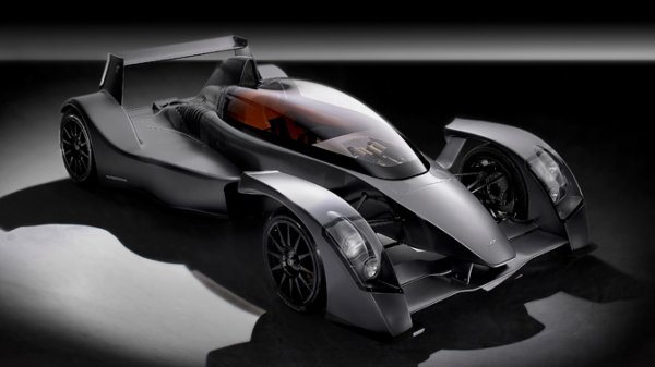 Описван като "болид от Формула 1 за пътищата", Caparo имал мощност от над 580 к.с. и ускорявал от 0 до 160 км/ч за около 5 секунди. Проблемът е, че през повечето време, моделът, вместо да владее пистите, предпочитал да е повреден или да е обхващан от неконтролиран пожар. А понякога и от двете...
