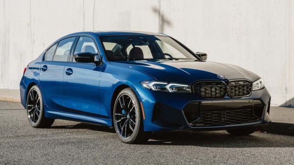 За BMW ярките цветове и красиви бои са нещо добре познато. Тази година германският производител включи в гамата си шепа "нови" нюанси - включително няколко опции за ретро боя, които изглеждат особено добре на модели като 3-Series.

Avus Blue (синьо) не е изцяло нов, но се завръща в състава за първи път на модерен сериен автомобил на върха на M340i Jahre Edition. Той е вдъхновен от същия нюанс, който дебютира на E36, и изглежда страхотно. Grigiio Telesto (сиво) съществува от доста време в гамата на BMW, разбира се, но едва наскоро стана по-популярен при модели като M5 и M2. 
