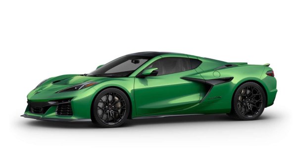 Chevrolet предлага някои наистина вълнуващи цветове - особено на Corvette. Нови за тази година са два нюанса, които правят C8 със среден двигател много по-привлекателен - Hysteria Purple (лилаво) и Roswell Green (зелено). Hysteria Purple беше представен в края на 2024 за моделната 2025 година, по-специално на ZR1. В комбинация с бронзовите колела на автомобила, той е почти перфектен.

Roswell Green е интересно допълнение към гамата на ZR1 и ZR1X за 2026. Не е толкова тъмно, колкото някои други нюанси на зеленото, които сме виждали на спортни автомобили, като зеленото на Aston Martin или British Racing Green на Jaguar. Но по-светлото зелено се съчетава особено добре с черните акценти и тъмните колела на ZR1.
