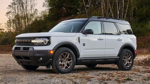 Sinister Bronze не е отделен цвят, която можете да получите на Bronco, Bronco Sport или Mustang. По-скоро този специфичен оттенък е част от акцентен пакет и за трите автомобила, който придава на най-спортните модели на Ford допълнителен стил.

По-специално на нещо като Bronco Sport, новият бронзов пакет добавя зловещия оттенък към емблемите, колелата, акцентите на каросерията и дори интериора. Въпреки че самият цвят може да е твърде екстремен, за да покрие цялата кола, той изглежда отлично, когато е съчетан с черно или бяло.
