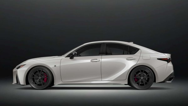 Може да не звучи или да изглежда толкова вълнуващо, но новият Wind на Lexus е прекрасно допълнение към гамата. Предлаган изключително на ограниченото IS500 F Sport Ultimate Edition, новият нюанс добавя сребристо бяло покритие към рязкото тяло на IS500, съчетано с черни колела и интериор от кожа Circuit Red.

За съжаление, този цвят няма да бъде наличен при други модели на Lexus - и няма да бъде се предлага много дълго време. Lexus планира да изгради само 500 бройки за IS500 Ultimate Edition, което означава, че малцина ще се радват на този специален цвят.
