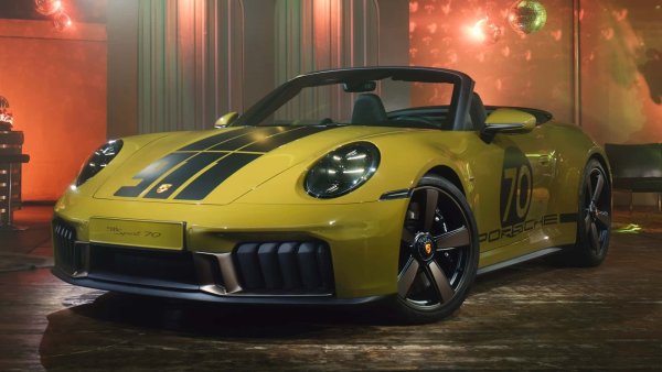 В зависимост от модела и как планирате да го персонализирате (и колко пари планирате да харчите), цветовата палитра на Porsche е привидно безкрайна. Тази година обаче компанията представи нов цвят на върха на специален 911, който се вписва добре заедно с многото други зелени на Porsche -  Olive Neo (жълто).

Проектиран ексклузивно за 911 Spirit 70, който дебютира на тазгодишното автомобилно изложение в Шанхай, екстериорът на Olive Neo се съчетава със златни емблеми, черни акценти и, което е важно, ретро интериор с Olive Neo и черно каре. Ако планирате да се сдобиете с този специален 911 &ndash; побързайте. 911 Spirit 70 е ограничен само до 1500 бройки.
