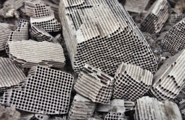 Доста. Подмяната на катализатора, в зависимост от производителя му и от модела на колата, може да струва между 350 и 2000 лева. Затова много хора просто махват с ръка, заваряват едно парче тръба на мястото на отрязаното и си карат без катализатор. Донякъде иронично, това даже намалява парниковите емисии на автомобила - макар че драстично увеличава емисиите на отровни за организма вещества. 
