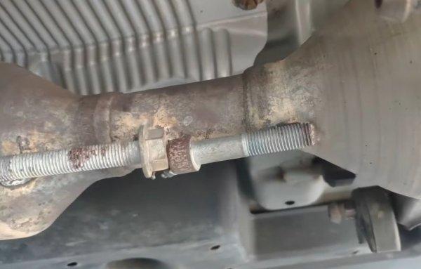 Един руски механик, работещ в Сакраменто, Калифорния, наскоро показа доста простичка система, която според него ставала все по-масова в Щатите. При нея към двете парчета тръба преди и след катализатора се заваряват два или повече дълги и дебели стоманени болта. Обикновено те са достатъчни да откажат момчетата с ъглошлайфа, които отиват да си търсят по-лесна жертва. 
