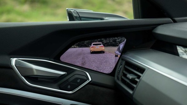 В Audi обаче са убедени, че лаврите трябва да отидат при i-tron, чието производство стартира няколко седмици по-рано. Както и да е, самата реклама се превърна в основното предимство на технологията - по отношение на удобството камерите и дисплеите не могат да се сравняват с обичайните огледални елементи. И е малко вероятно подобряването на няколко стотни от коефициента на аеродинамично съпротивление Cx да струва толкова много.