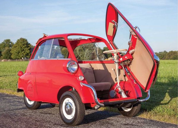 В стремежа си да излязат от тежкото положение,  баварците купуват лиценза за производство на Isetta и удрят „десетката“. През периода от 1955 до 1962 г. в Германия са произведени 161 728 бройки от модела. Достъпът до салона обаче не става през странични врати, а през една врата, разположена отпред.