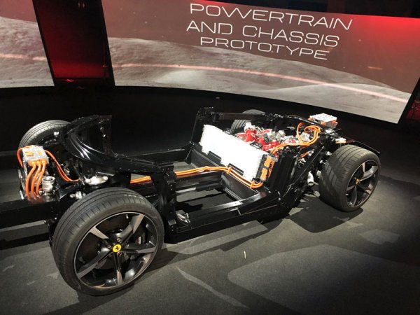 За Isetta вече стана ясно. Суперколата на Ferrari обаче е оборудвана с 8-степенна преселективна скоростна кутия, която няма предавка за задна скорост. За движението назад отговарят два (от общо три) електрически мотора, монтирани на предната ос.