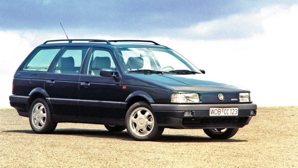 До недавнего времени Volkswagen Passat B3, выпускавшийся с 1988 по 1993 год, был довольно распространен на дорогах стран Восточной Европы, но время не пощадило и эту модель, заслужившую репутацию «неубиваемой».  Сохранившийся номер автомобиля продолжает привлекать внимание своим внешним видом, в котором есть что-то необычное.