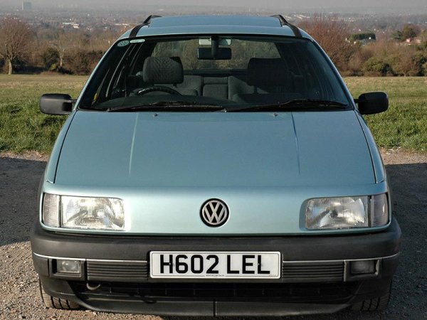 Дизайнерът на B3 &ndash; Херберт Шафер, оставя модела без типичната решетка на радиатора. А противно на очакванията, автомобилът няма проблеми с охлаждането, тъйкато въздухът се поема през процепите в долната част на бронята. Трябва да се добави и още нещо &ndash; това е първият Volkswagen, проектиран с компютърна симулация. 