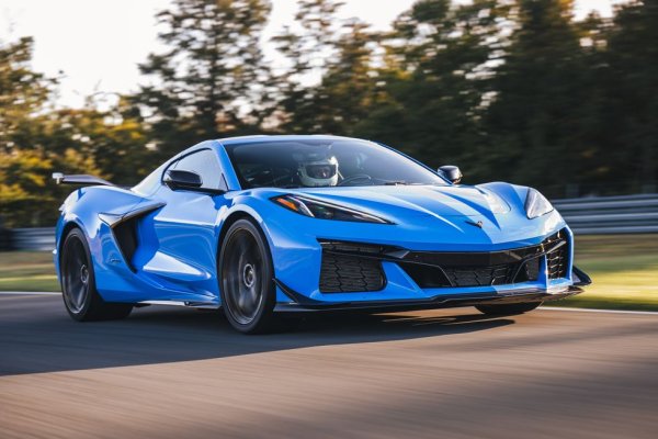 Понеже е съставена от американци, тази класация няма как да подмине местните гордости. Според редакторите има не един или два "корвета", които могат да претендират за място сред най-готините коли, но най-много го заслужава най-новият от тях - Z06. Със средноразположен V8 двигател, способен да се развърта до чудовищно високи обороти, тази кола има 670 коня - и в същото време все така струва тройно по-малко от останалите големи момчета в спортния сегмент. 