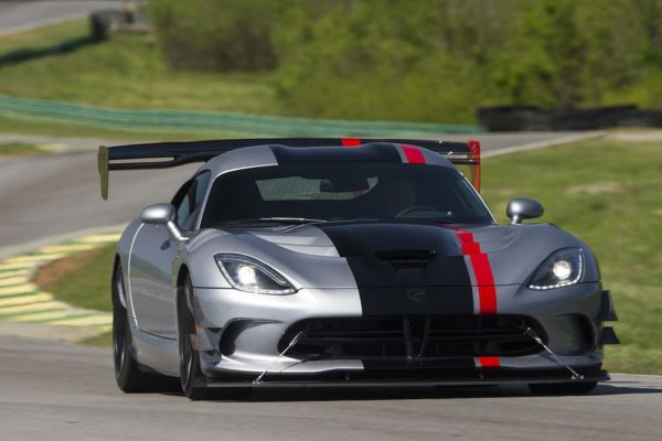 За две десетилетия Dodge направи множество различни версии на своя Viper с V10 мотор и ръчни скорости. Но ACR бе вероятно най-коравата от всичките. Тя съчетава готин външен вид и чудовищна мощност - 645 конски сили. При това с доста добре обмислена аеродинамика, която да удържа този звяр на пътя. Не е чудно, че в годината, когато се появи на пазара, ACR счупи рекордите на 13 различни писти. 