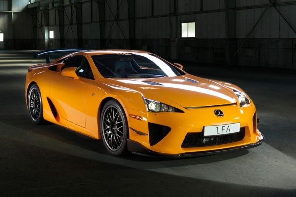 "Lexus LFA е в този списък по една-единствена причина: звукът от ауспуха", пише съавторът на класацията Брайън Силвестро. Наистина немалко познавачи твърдят, че това е автомобилът с най-вълнуващия звук изобщо в историята - за което спомагат и специалните настройки, дело на Yamaha. Но главната заслуга за този рев е на нещото под капака: 4.8-литров V10 с 553 конски сили и способност да се развърта до 9000 оборота в минута.
