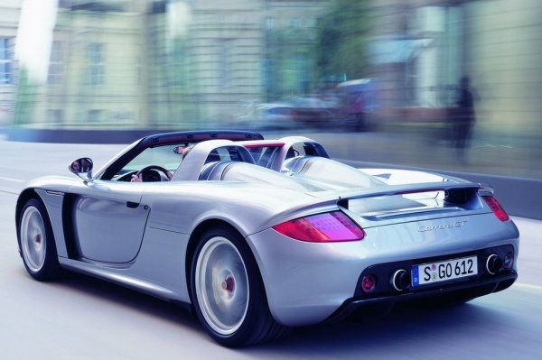 Изненадващо за мнозина, но една от най-добрите коли на Porsche нито е с емблематичния за компанията боксер, нито пък моторът е монтиран зад задната ос. Carrera GT от първите години на новия век е последната аналогова екзотика в историята на германците - с 5.7-литров V10 с атмосферно пълнене, и с 6-степенни ръчни скорости. От тази кола бяха произведени по-малко от 1300 бройки, така че търсенето за нея непрекъснато расте, и цените спокойно надхвърлят 1 милион долара. 

