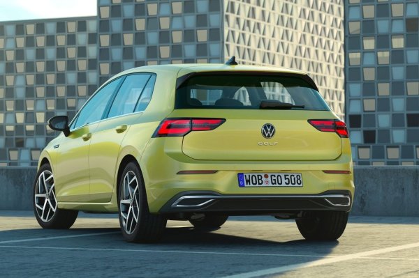 Това беше основният проблем на ранните машини &ndash; първите версии на софтуера работеха нестабилно и често предизвикваха оплаквания от собственици. След актуализацията през 2024 инфотейнмънт системата стана по-бърза и по-удобна, а интерфейсът &ndash; по-логичен. 