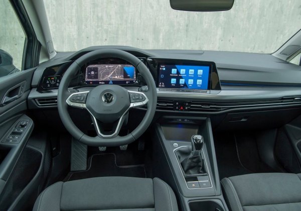 Технически, Golf 8 остава един от най-балансираните автомобили в своя клас, с широка гама от двигатели, включително меки хибридни бензинови двигатели, дизелови и plug-in хибриди. Проблемът е, че на вторичния пазар такива автомобили са скъпи &ndash; обикновено между 17 000 и 20 000 евро. Затова Golf 8 все още е опция за тези, които търсят почти нов автомобил.
