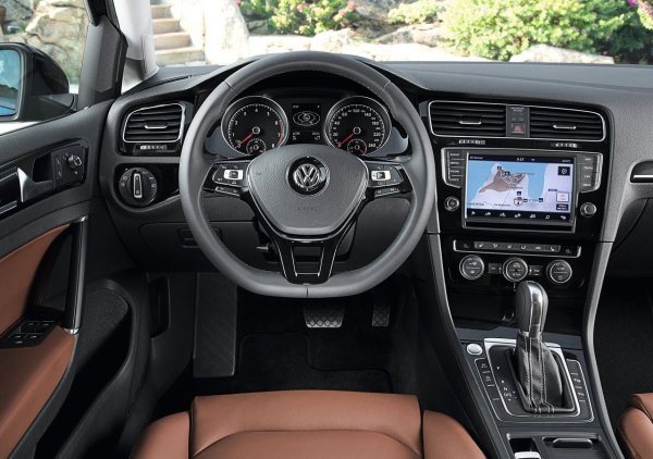 Сред слабостите беше отбелязана роботизираната скоростна кутия DSG от ранните години на производство, но след обновяването през 2016 производителността ѝ се подобри значително. Като цяло, Golf 7 се счита за един от най-сигурните варианти за покупка на вторичния пазар, въпреки че цените остават доста високи.
