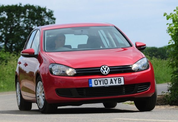 Шестото поколение на Golf се произвеждаше от 2008 до 2012 и всъщност представляваше дълбока модернизация на Golf 5. Въпреки общата платформа, автомобилът получи сериозно преработен интериор, подобрена шумоизолация и по-удобно окачване.