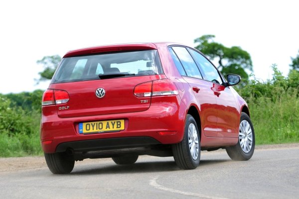 За първи път са налични адаптивни DCC амортисьори за Golf, както и нови системи за подпомагане на водача. Вътре колата е станала осезаемо по-удобна: седалките, воланът и таблото са се променили.