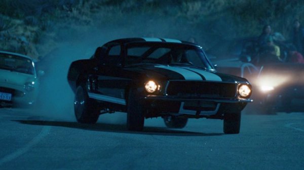 В края на &bdquo;Токио дрифт&rdquo; Шон Бозуел (Лукас Блек) кара Ford Mustang от1967 година, който е принадлежал на баща му. Уникалността на мъсълкара се крие под капака &ndash; за финалната гонка по планинските пътища героите на филма инсталираха в машината 2,6-литров RB26DETT с двоен турбо компресор от Nissan Skyline GT-R. 

Инженерите са прекарали два месеца, в работа по замяната на двигателя.