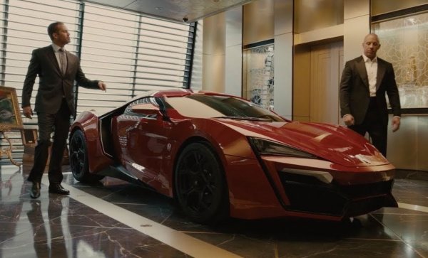 Това е една от най-редките суперколи в света: ливанската компания W Motors конструира едва 7 екземпляра от култовия Lykan Hypersport. 

През 2014 година колата бе третият най-скъп сериен модел в света, като стойността му бе 3,4 милиона долара. Това, обаче, съвсем не смути героите от &bdquo;Бързи и яростни 7&rdquo;, които прелетяха с него из небостъргачи в ОАЕ, а после го хвърлиха от голяма височина.